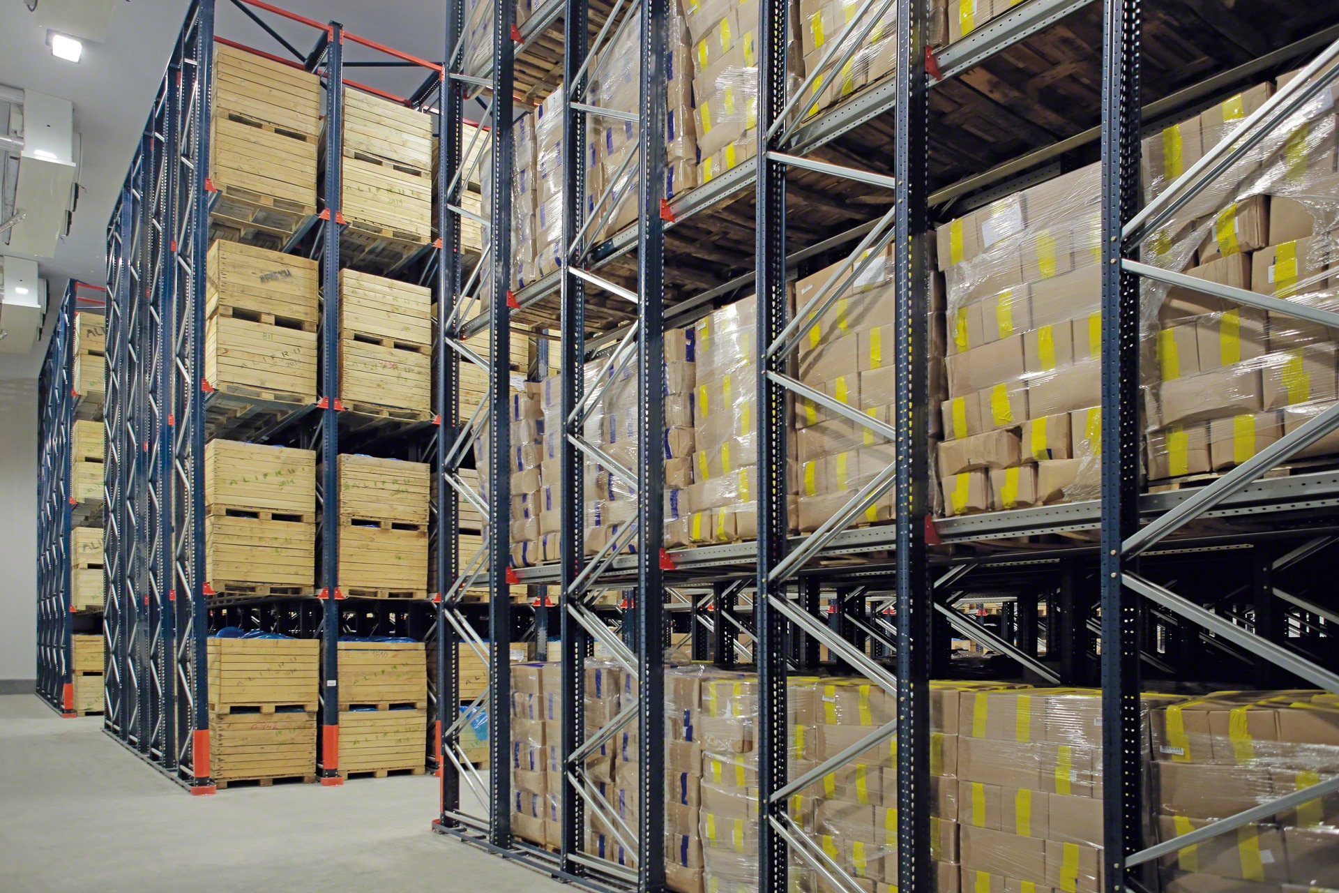 電纜紮帶加強了緊湊型架子形成的結構，以在發生地震運動時保護負載