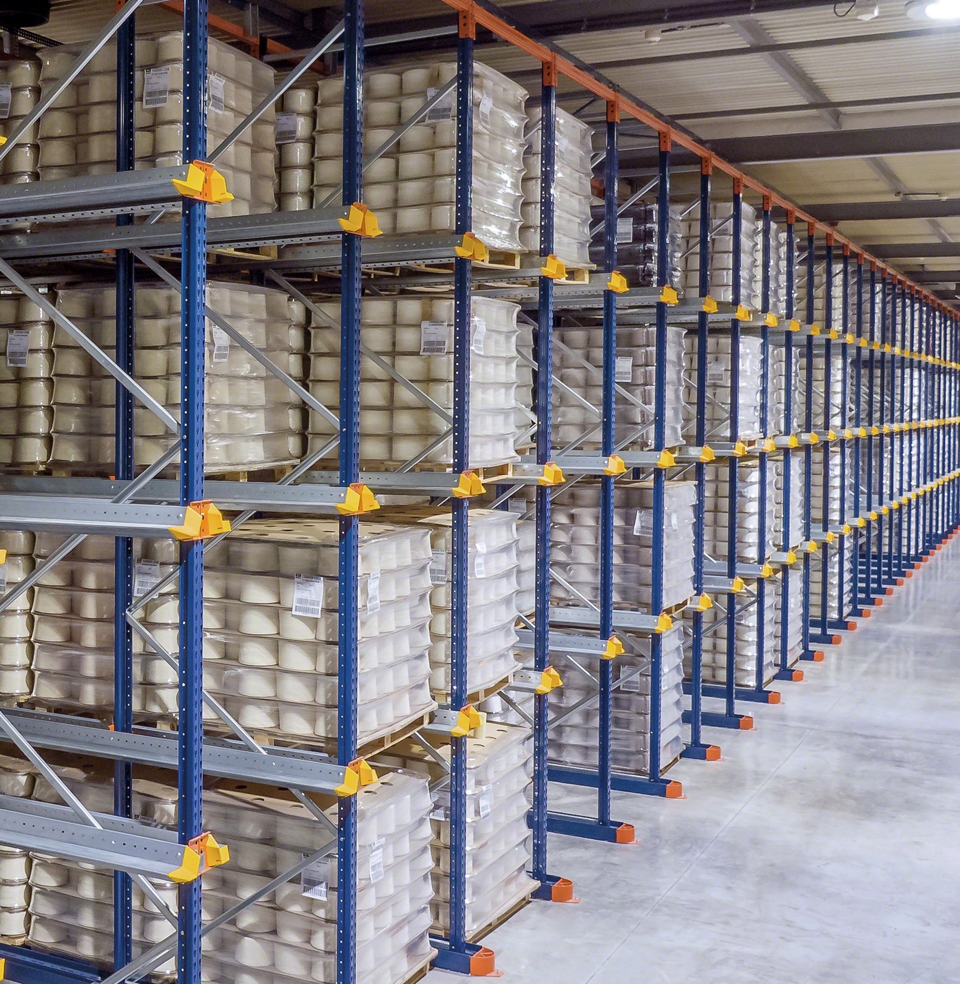 駛入系統由多條通道組成，通過這些通道，搬運設備可以進入貨盤