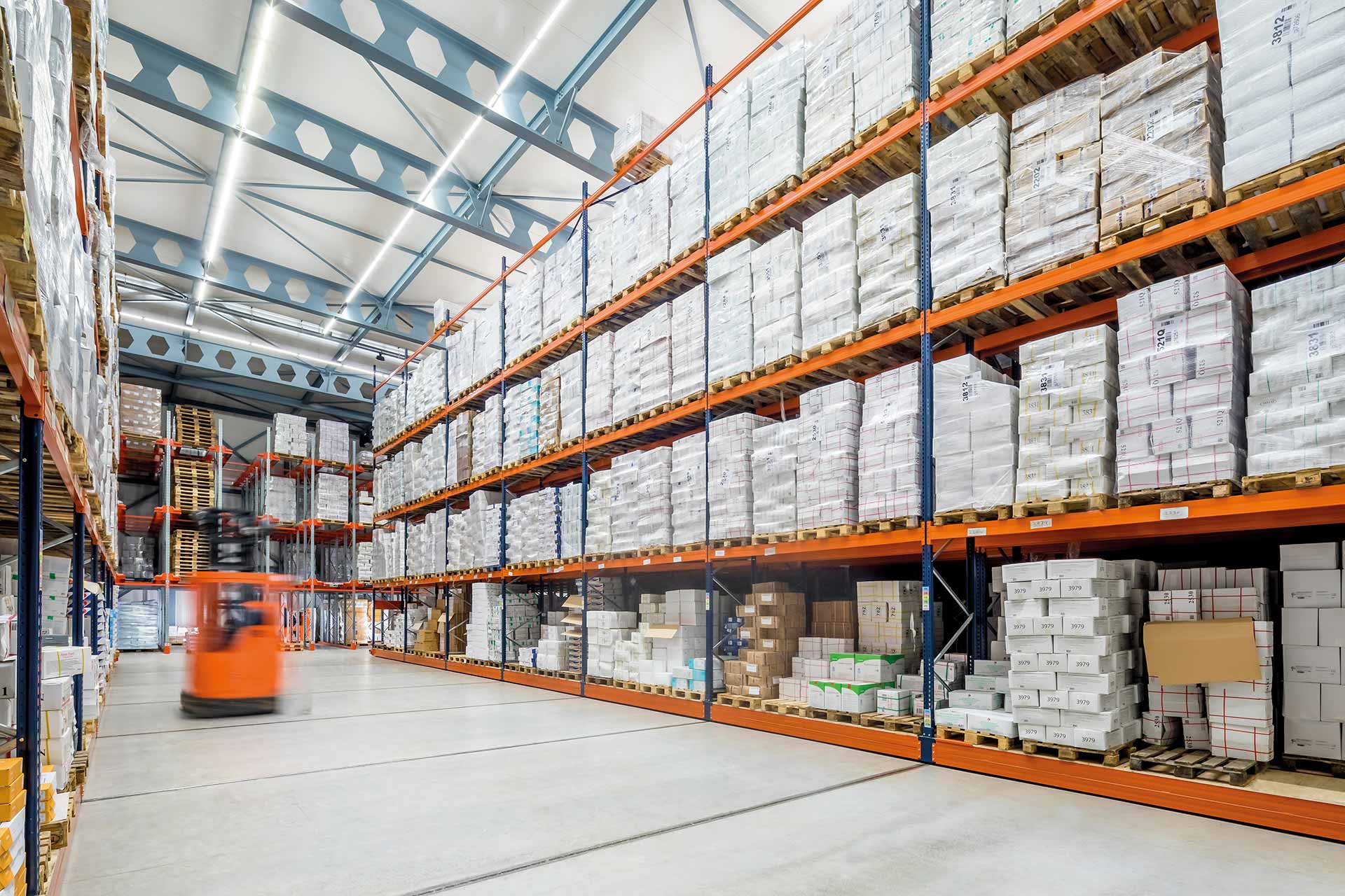 帶有移動底座的貨架可以與其他自動系統（例如托盤梭）結合使用