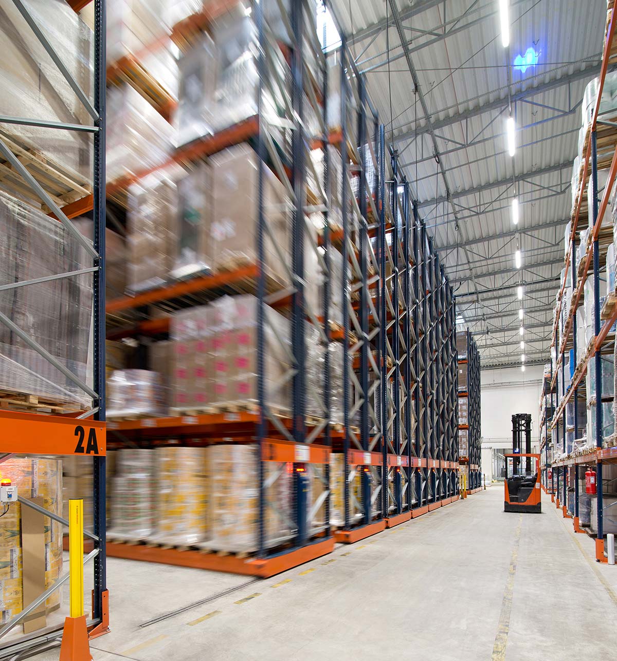 Movirack擱板允許訪問每個貨盤，如果每個參考貨盤只需要幾個貨盤，則是理想選擇