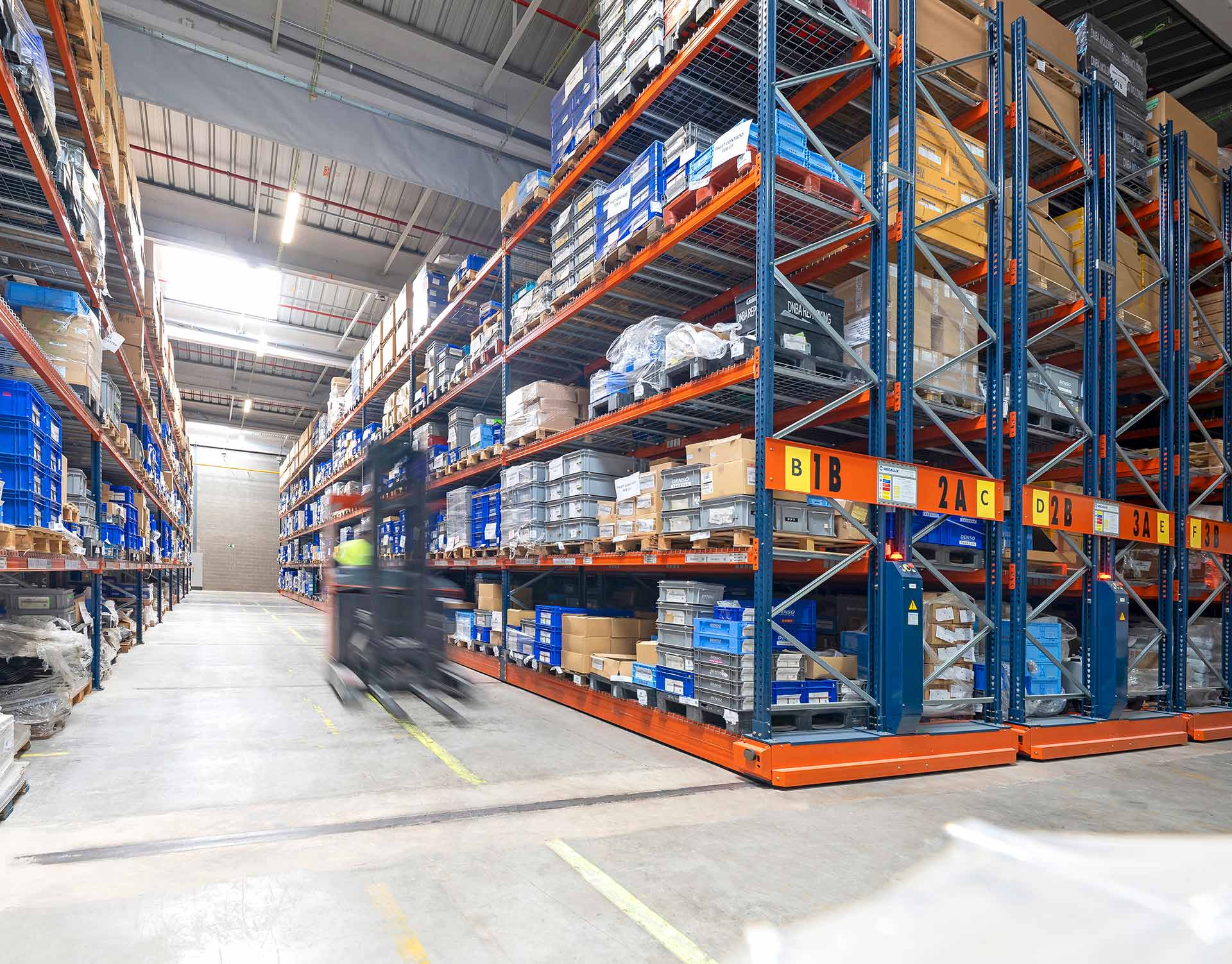 在貨架的每一層放置安全網以保護產品越來越普遍